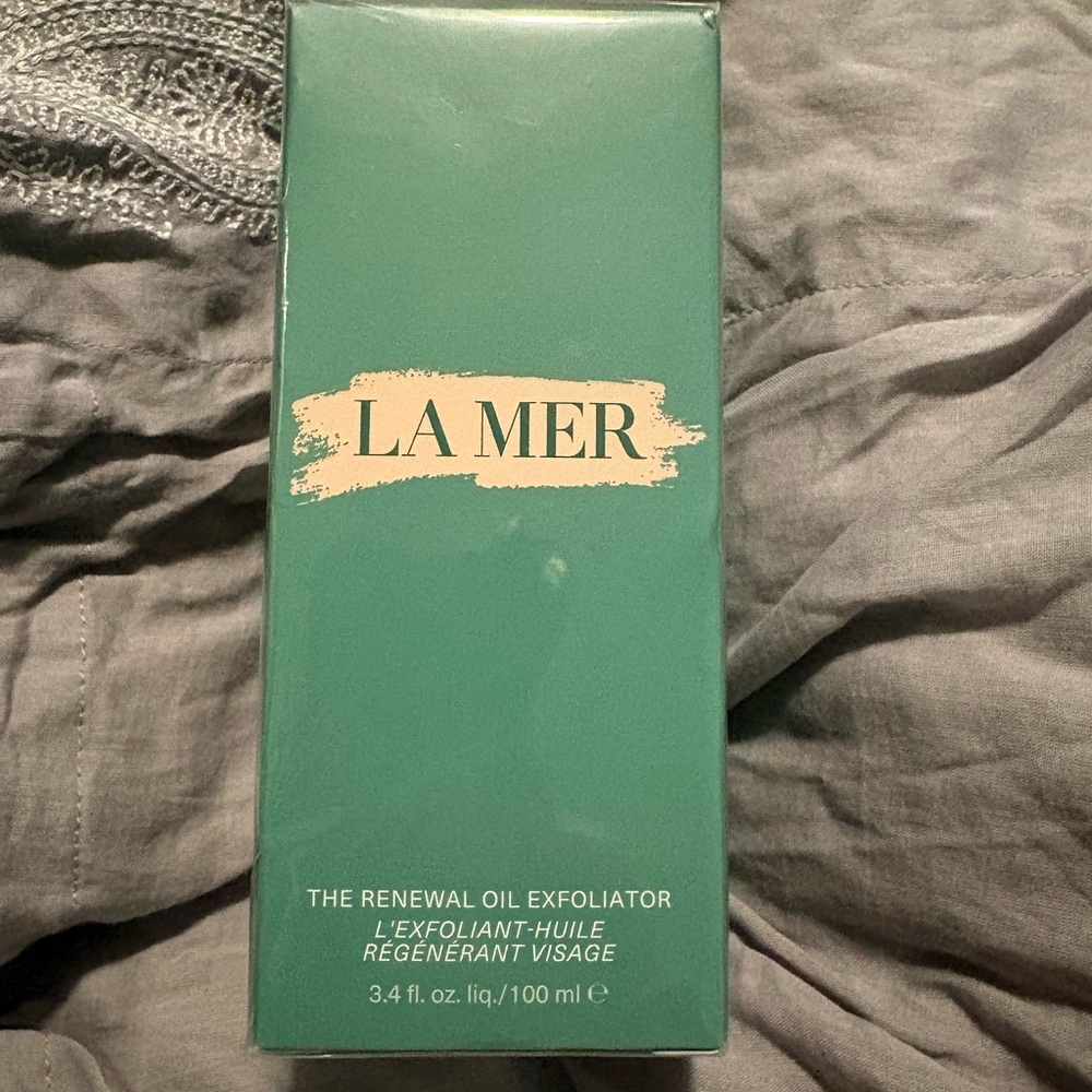 La Mer Green Regenerating Oil-Exfoliator Box with Gold Logo